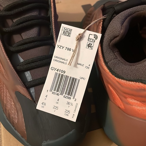 Brand new Yeezy 700 V3 GY4109 - Picture 5 of 5